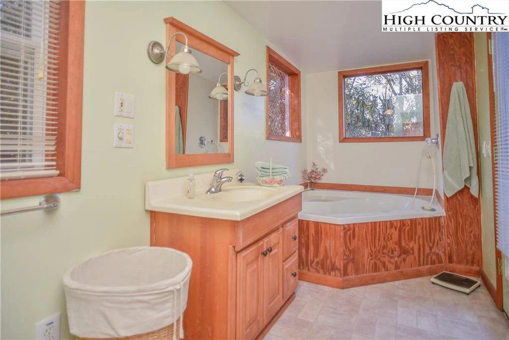 Image number 11 for the current listing