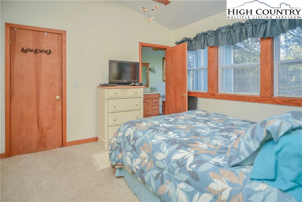 Image number 9 for the current listing