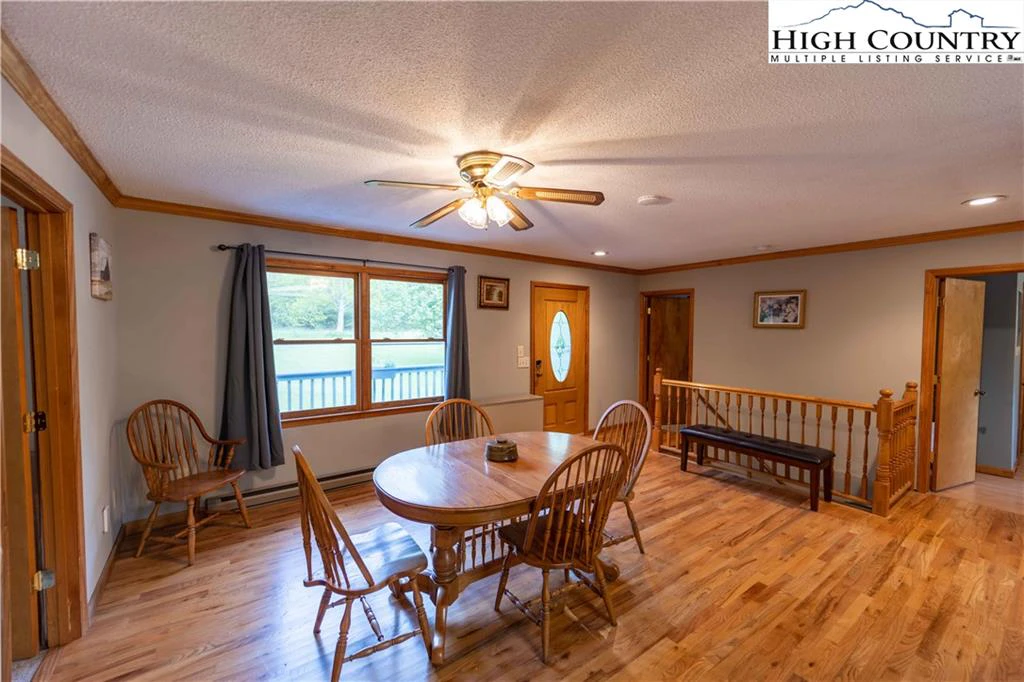Image number 19 for the current listing