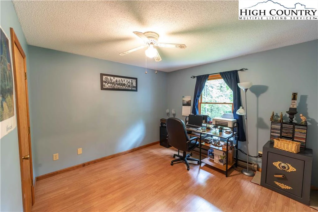 Image number 14 for the current listing