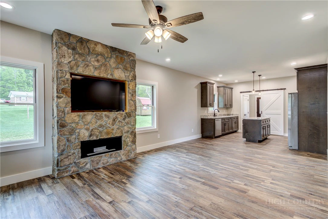 Image number 19 for the current listing