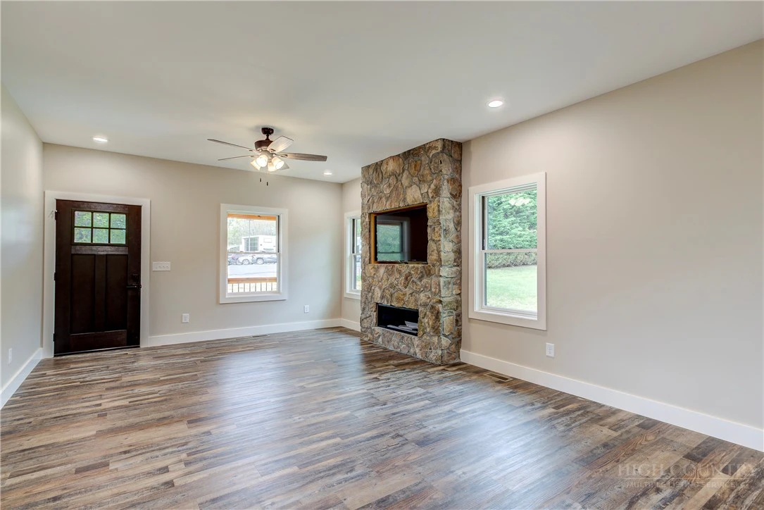 Image number 18 for the current listing