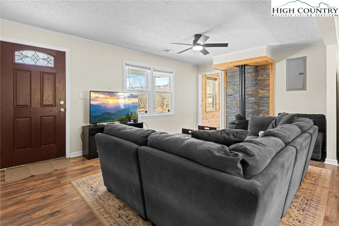 Image number 17 for the current listing