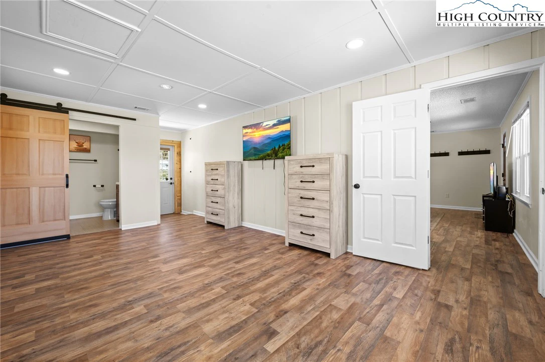 Image number 14 for the current listing