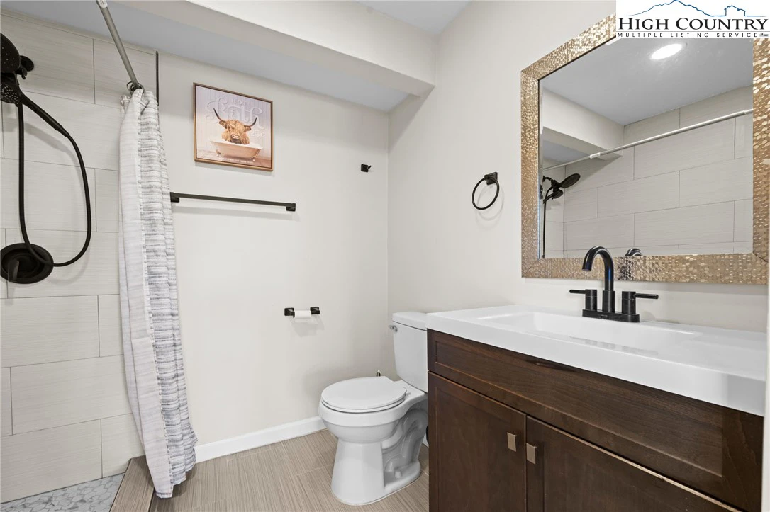 Image number 11 for the current listing
