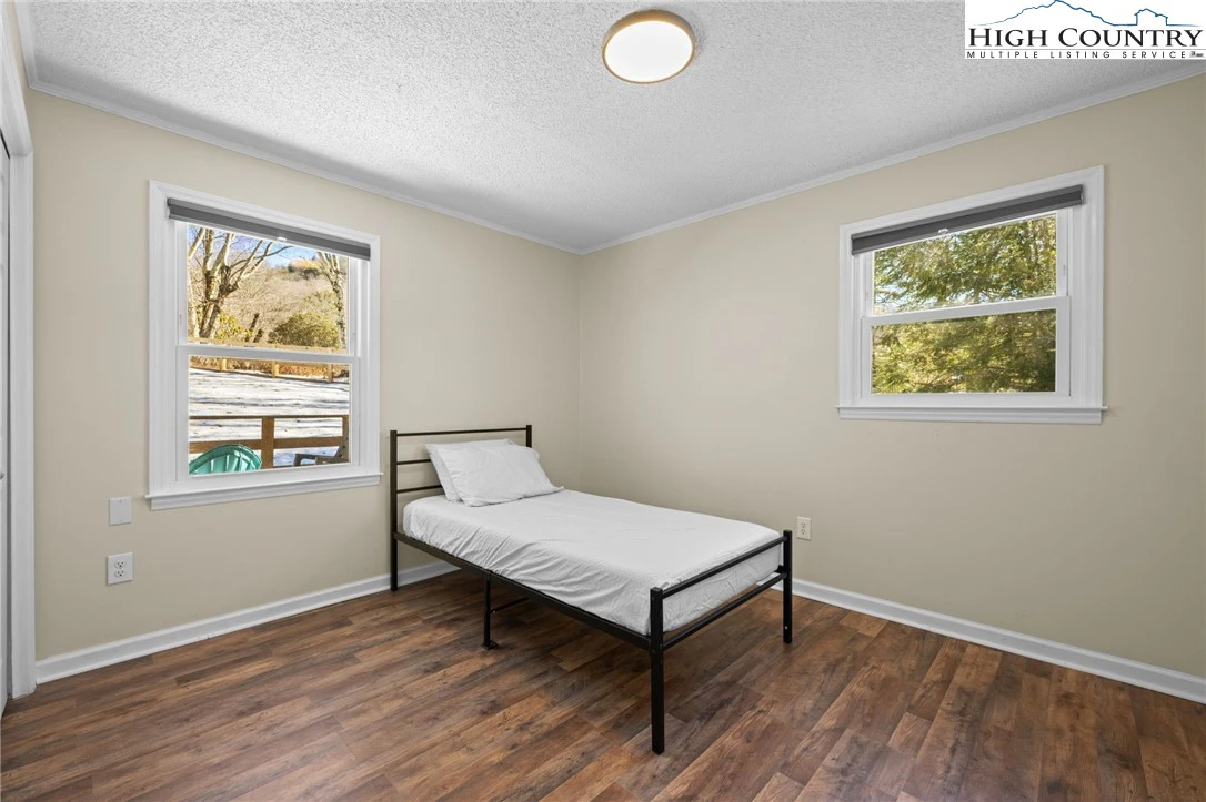 Image number 9 for the current listing