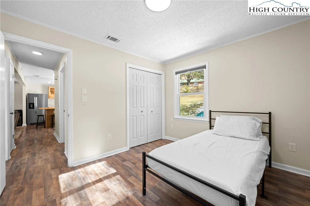 Image number 8 for the current listing