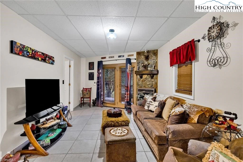 Image number 3 for the current listing