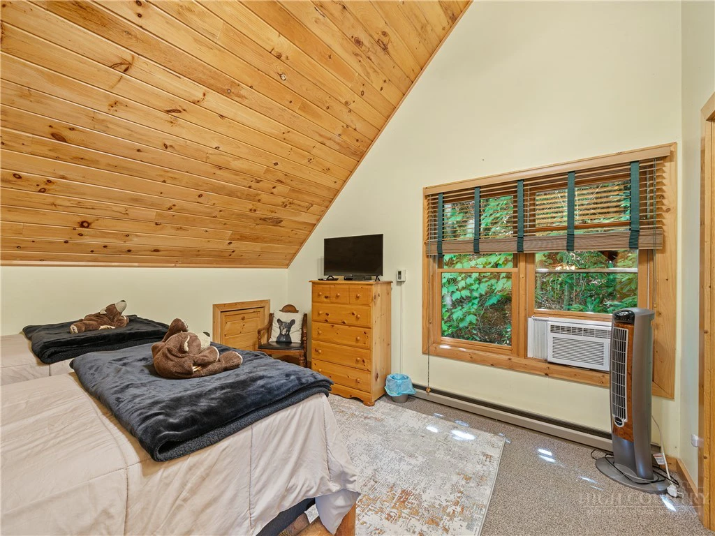 Image number 13 for the current listing