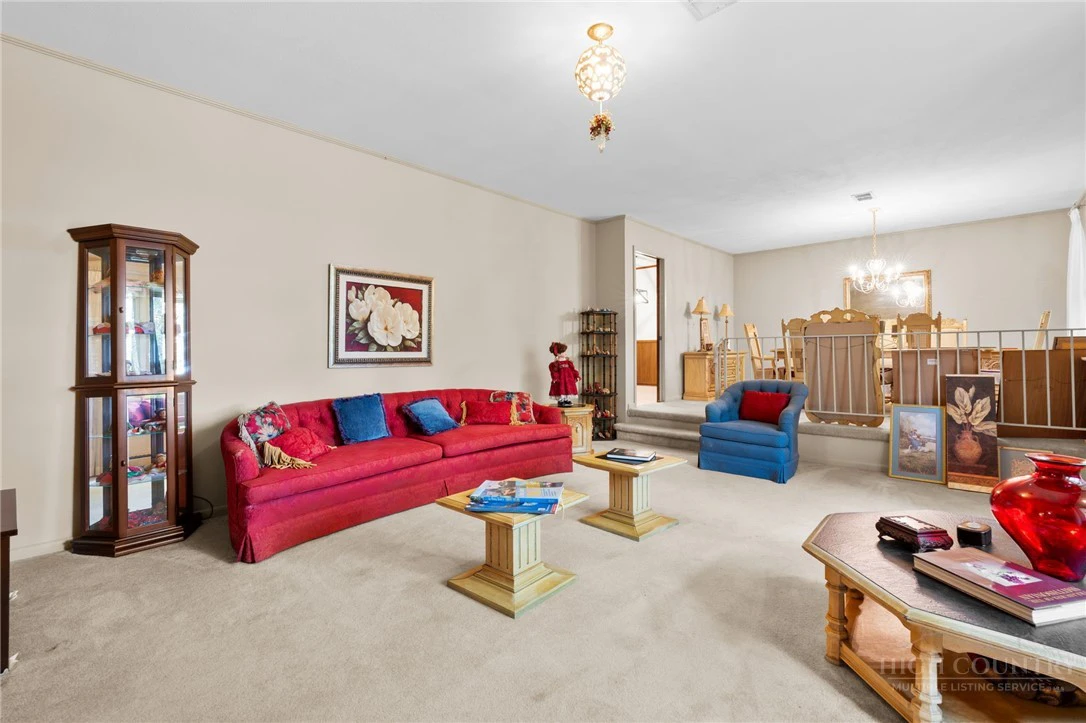Image number 17 for the current listing