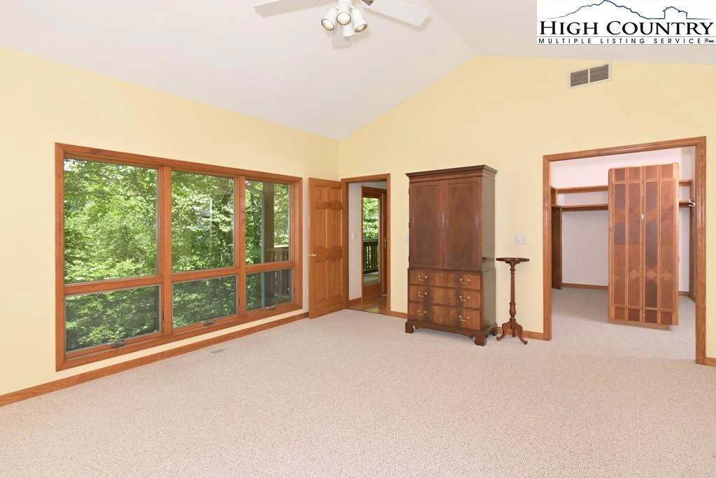 Image number 18 for the current listing