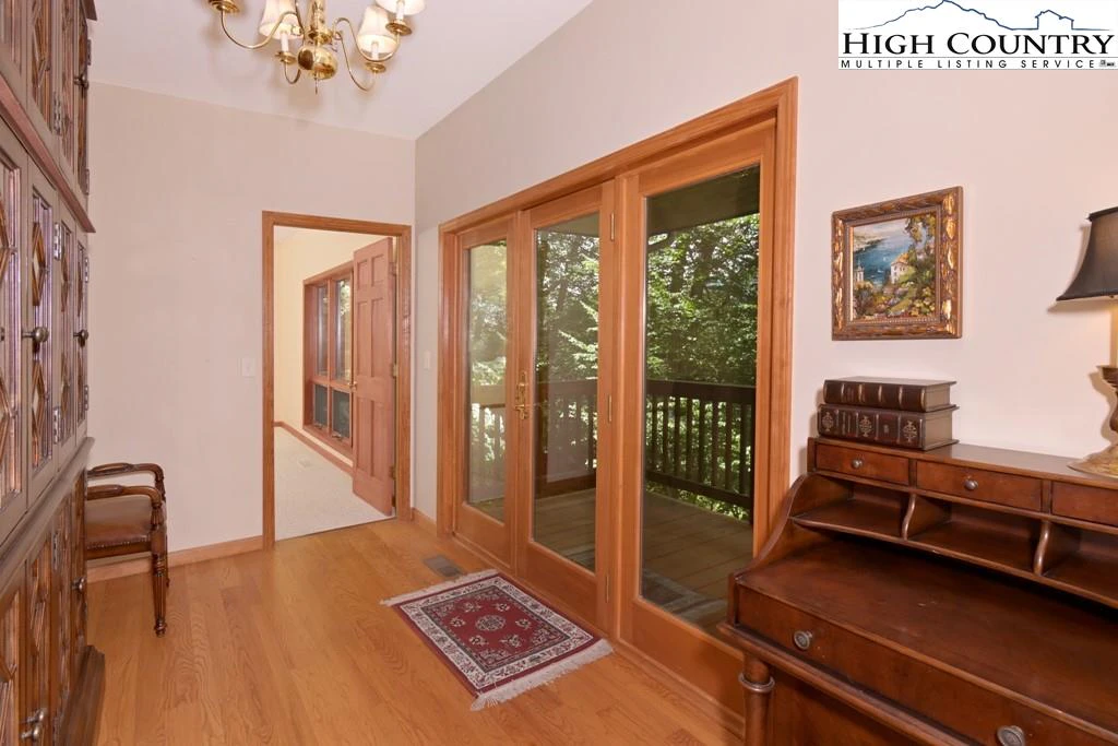 Image number 2 for the current listing