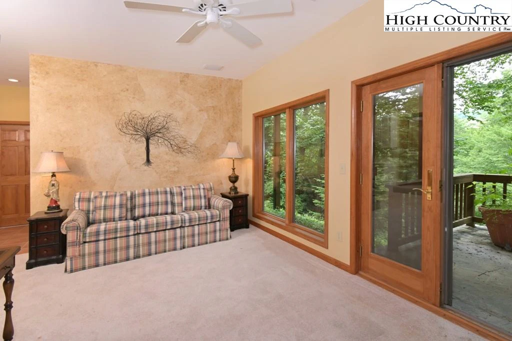 Image number 14 for the current listing