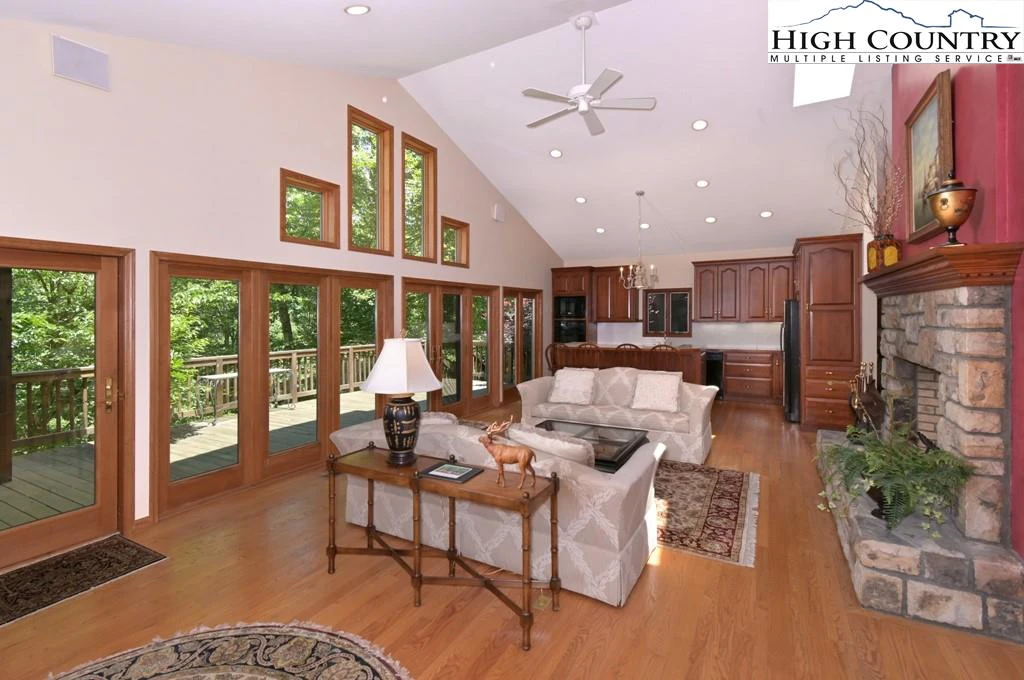 Image number 21 for the current listing