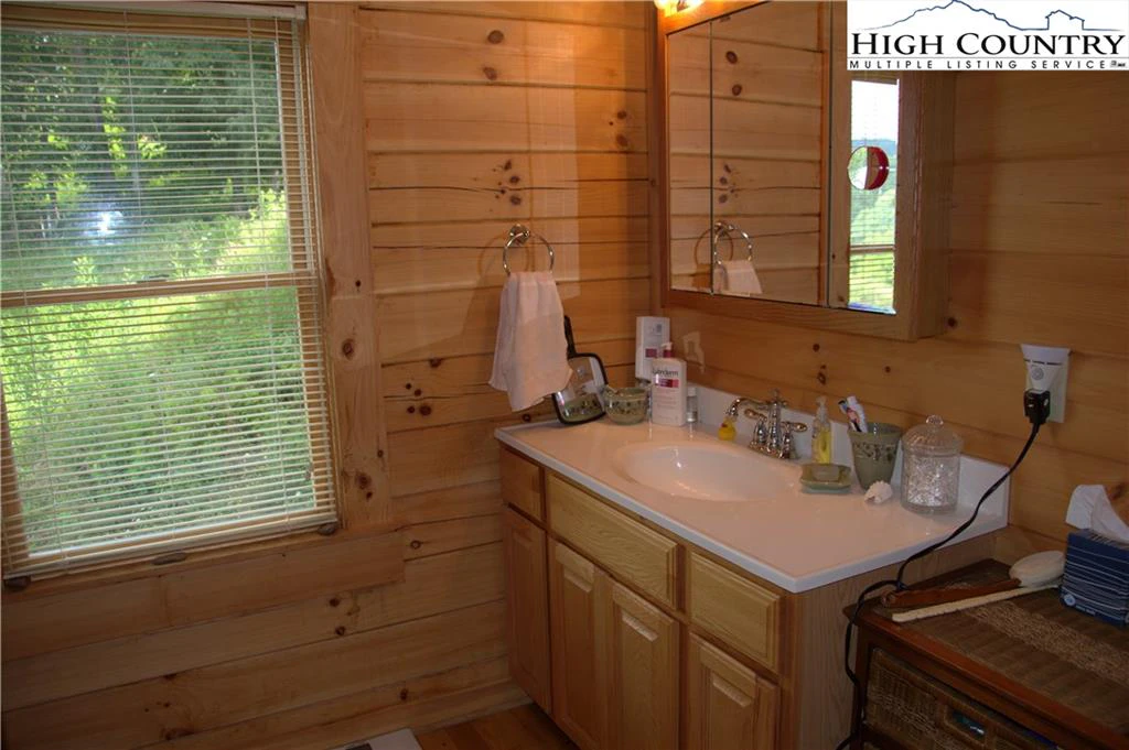 Image number 19 for the current listing