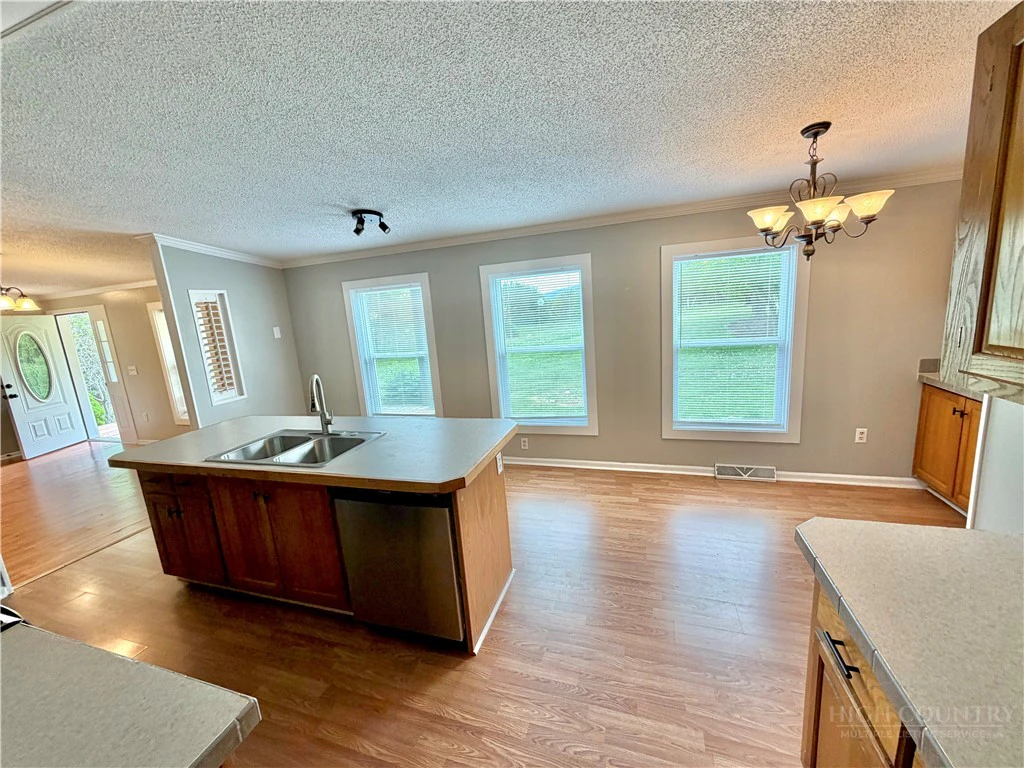 Image number 11 for the current listing