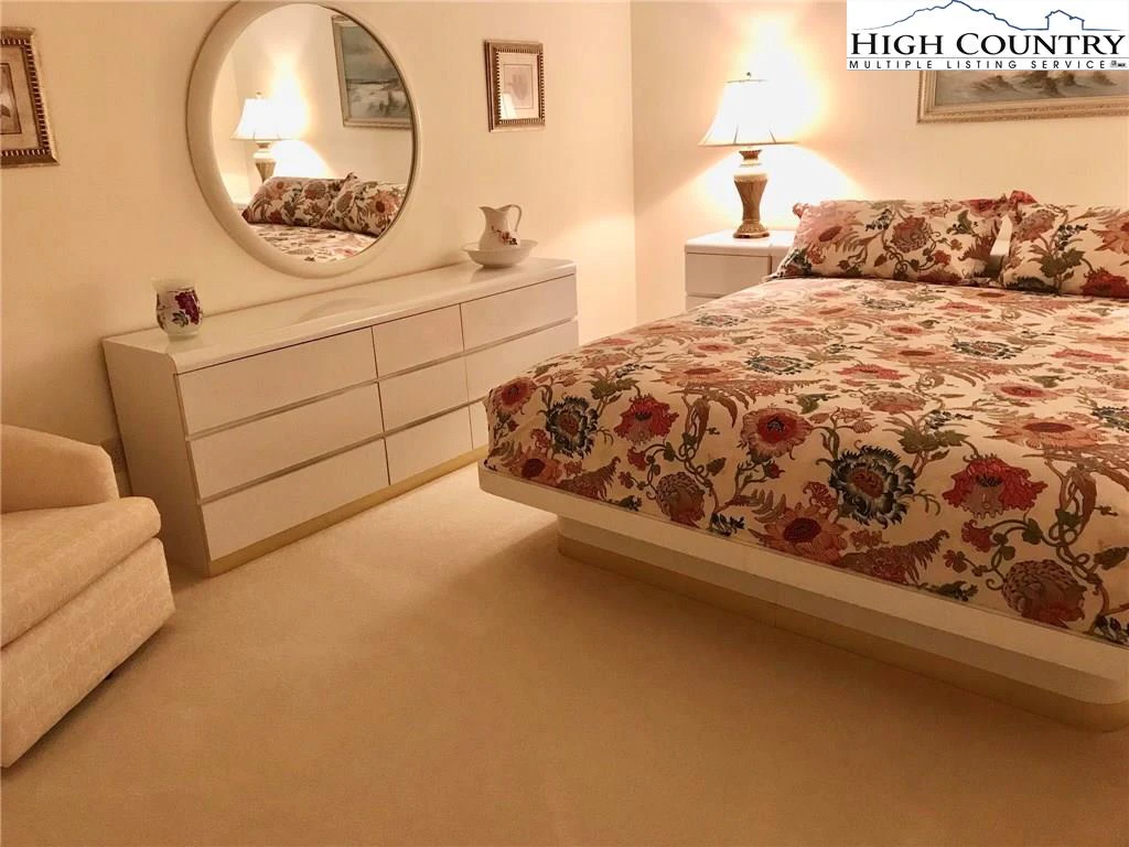 Image number 6 for the current listing
