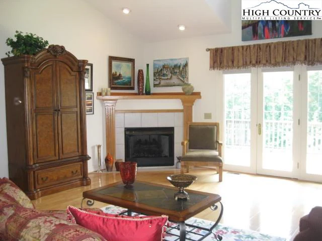 Image number 32 for the current listing