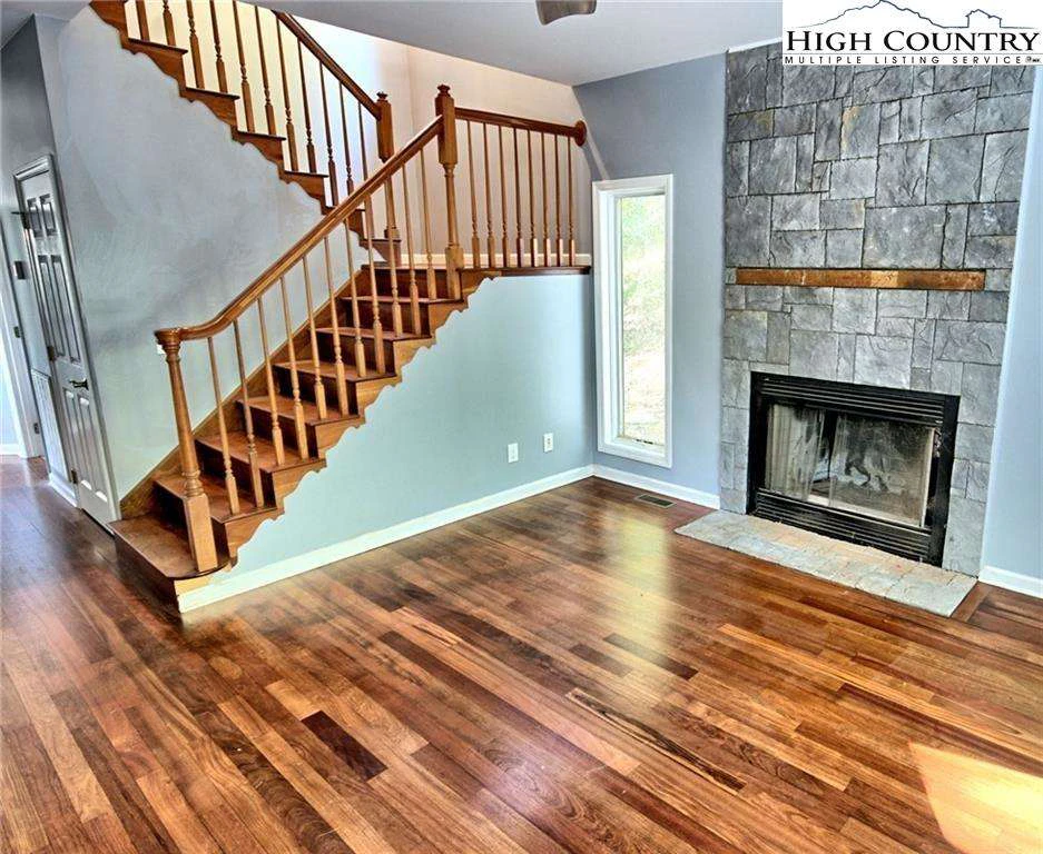 Image number 13 for the current listing