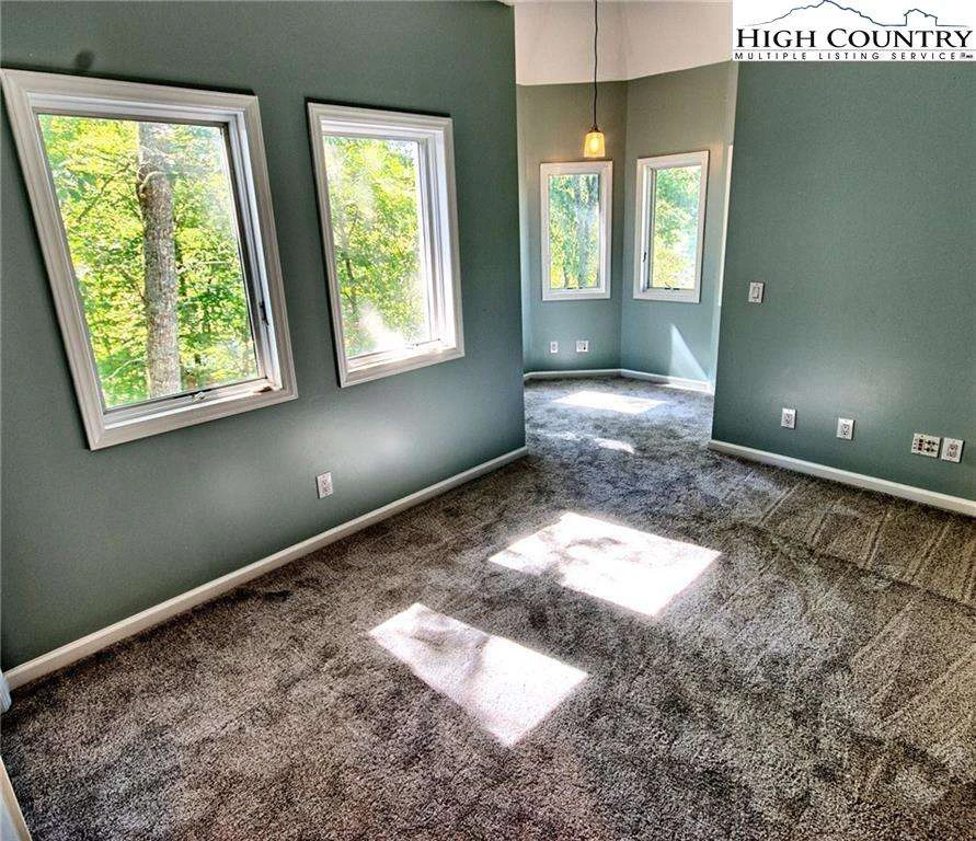 Image number 4 for the current listing