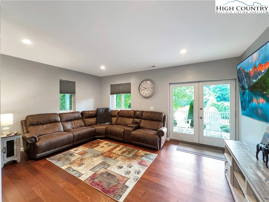 Image number 9 for the current listing
