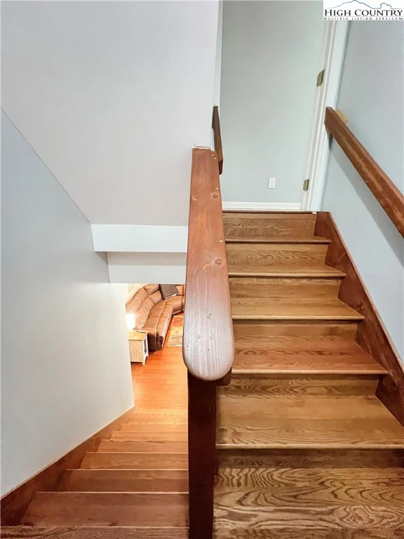 Image number 3 for the current listing