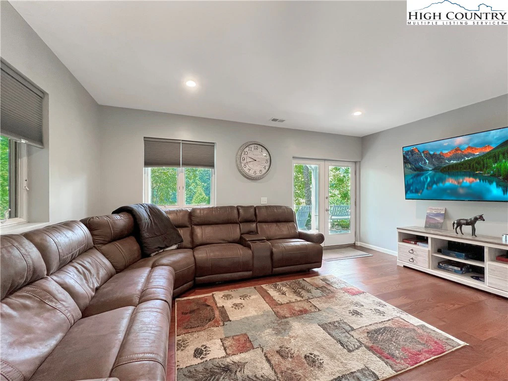 Image number 4 for the current listing
