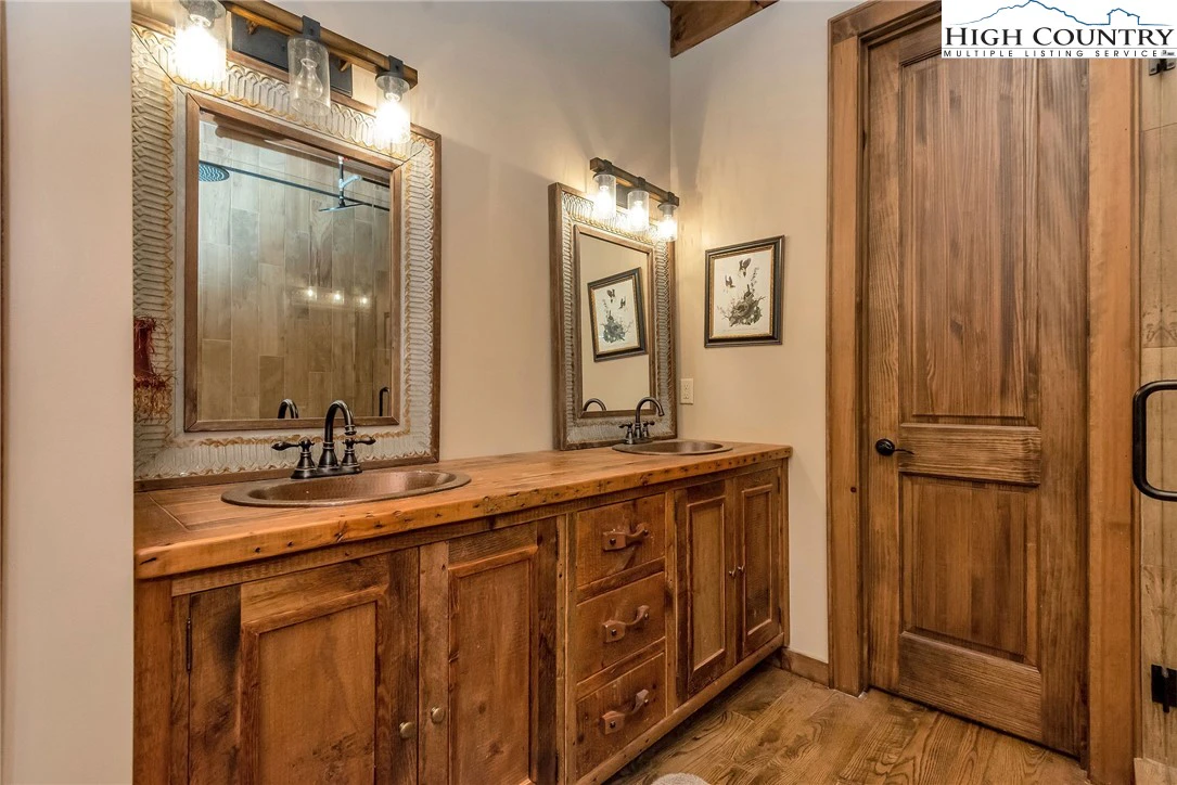 Image number 3 for the current listing