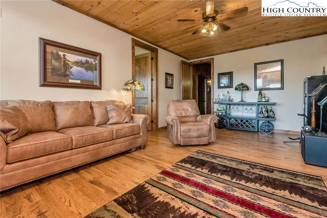 Image number 20 for the current listing