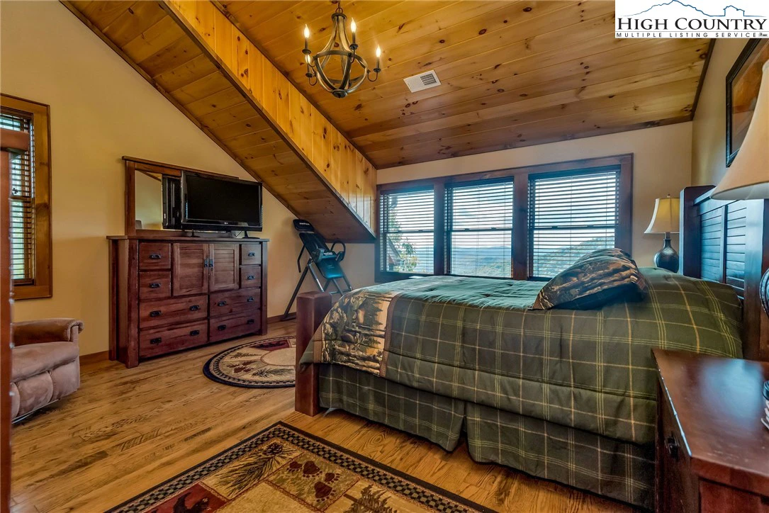 Image number 11 for the current listing