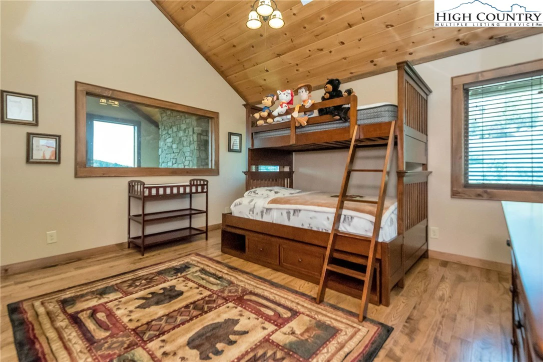 Image number 2 for the current listing