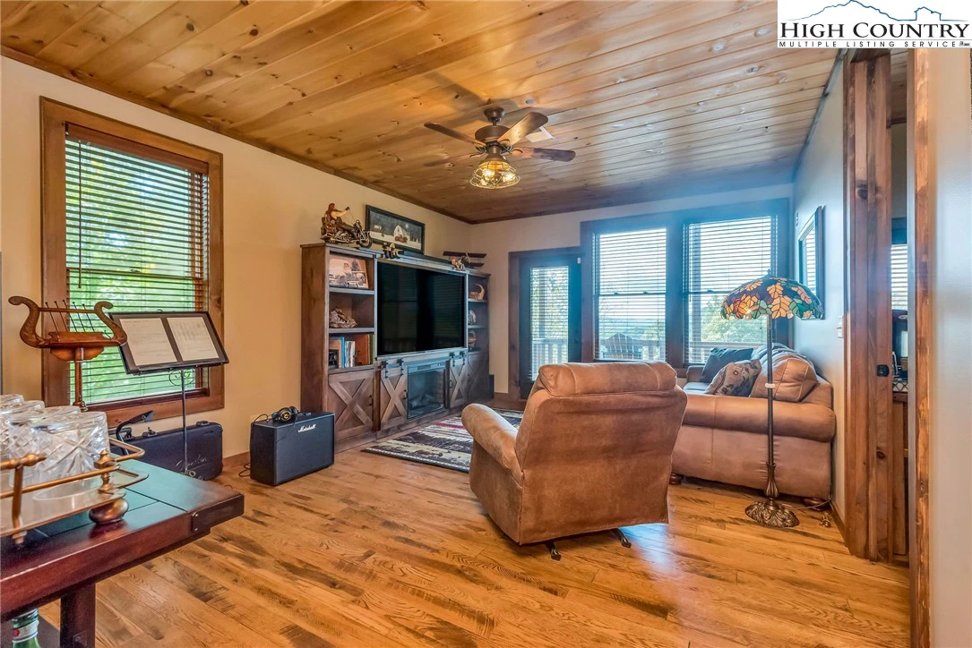 Image number 18 for the current listing