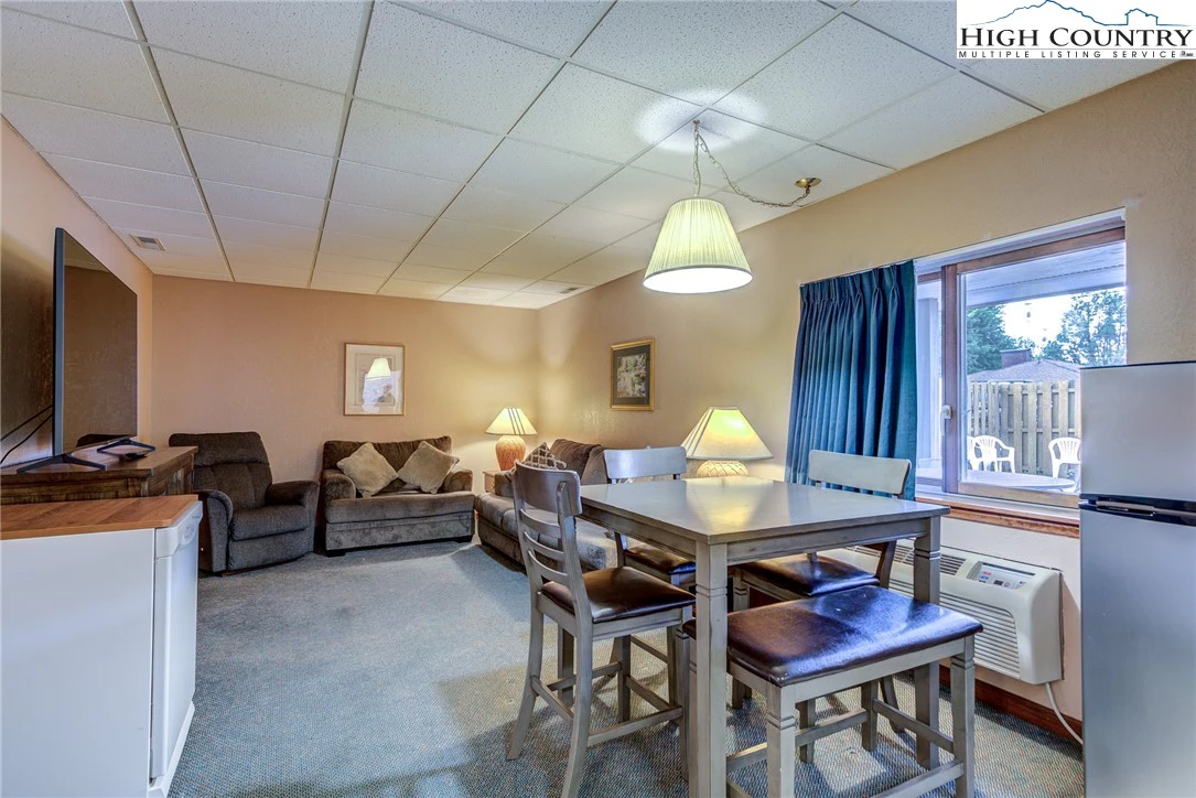Image number 4 for the current listing