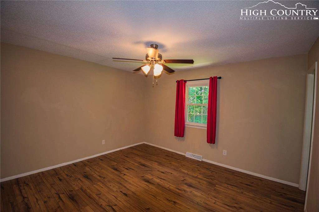 Image number 21 for the current listing