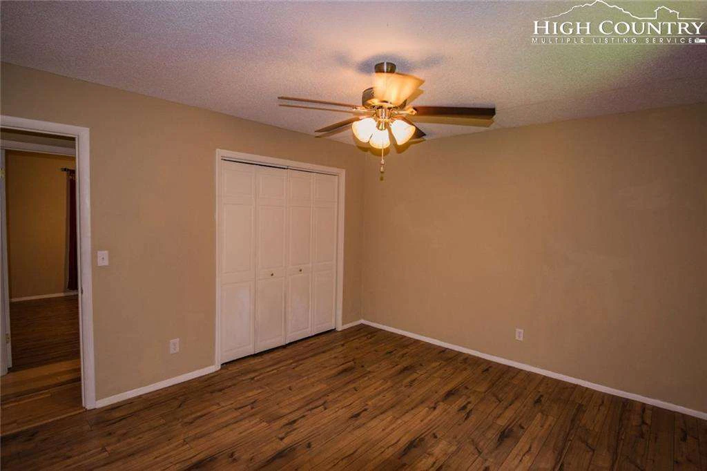 Image number 20 for the current listing