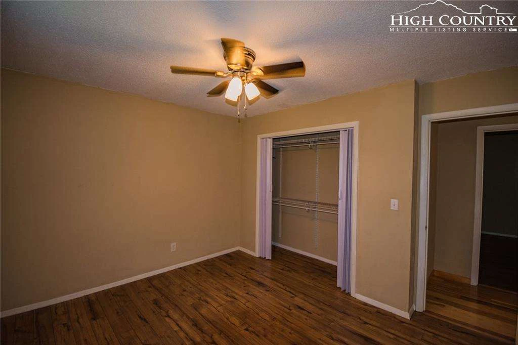 Image number 3 for the current listing