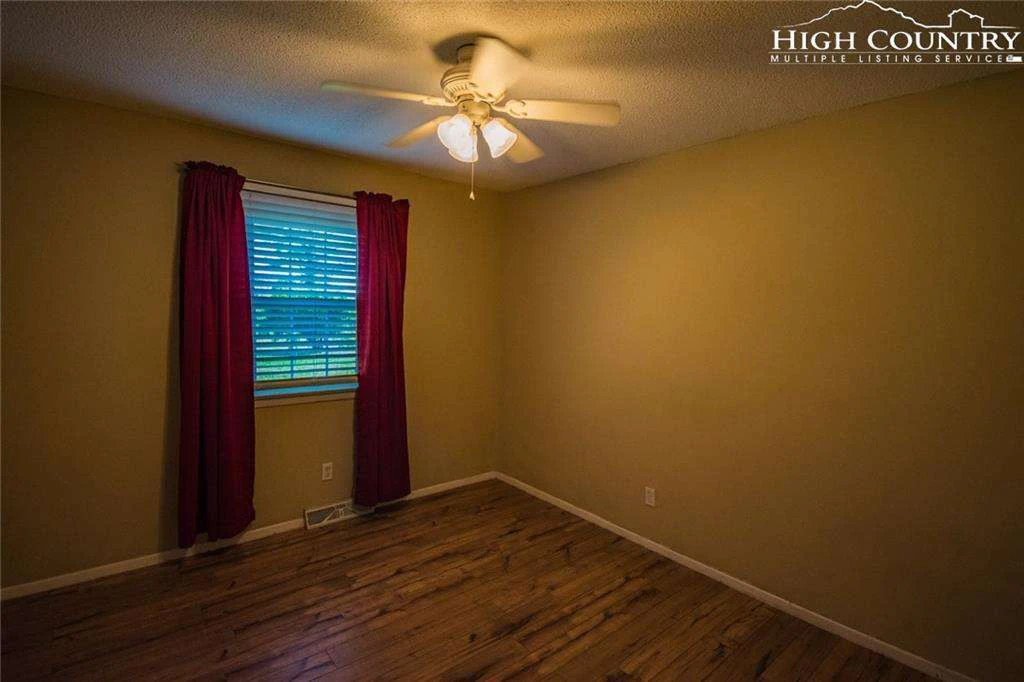 Image number 5 for the current listing