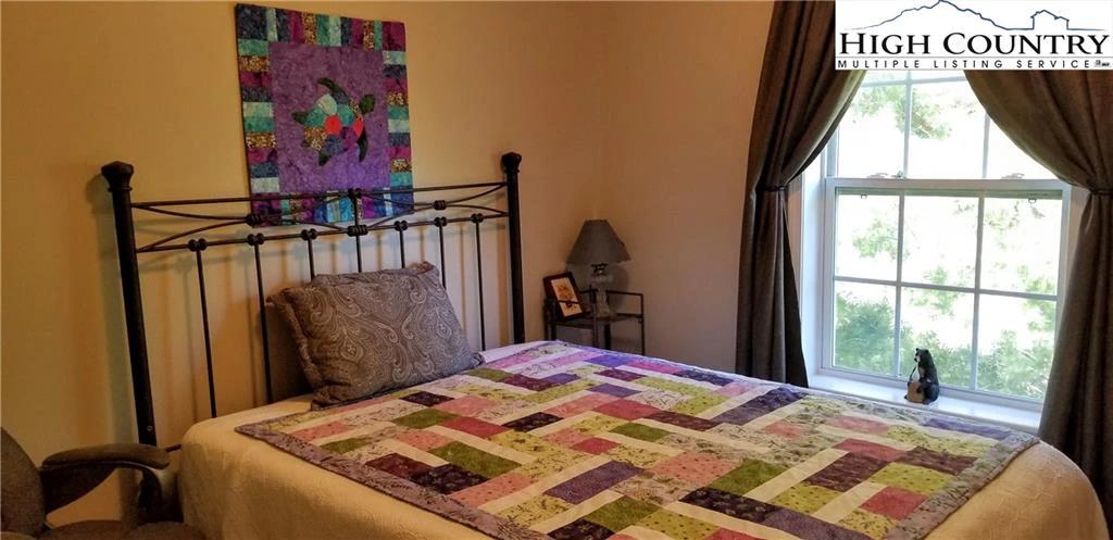 Image number 17 for the current listing