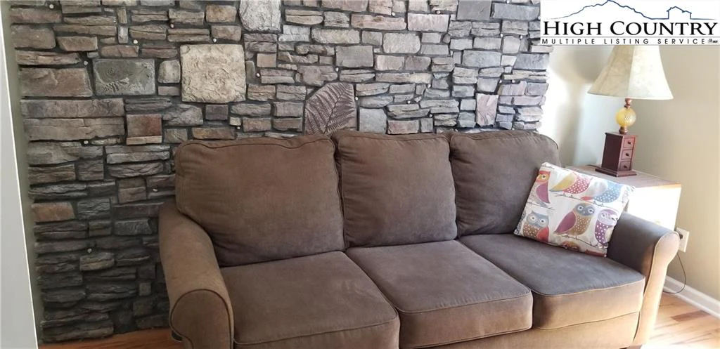 Image number 13 for the current listing