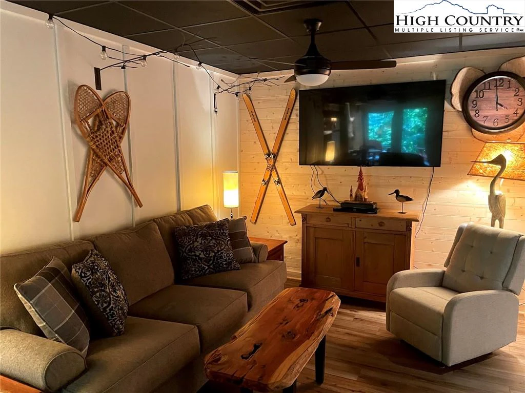 Image number 2 for the current listing