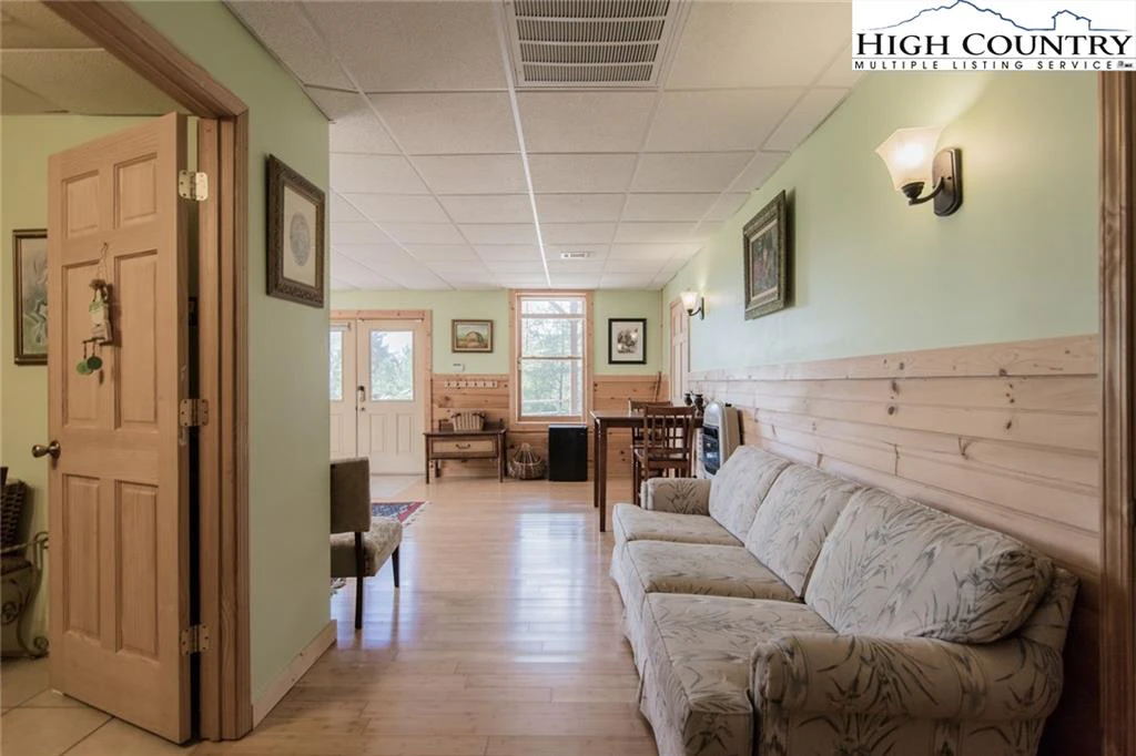 Image number 10 for the current listing