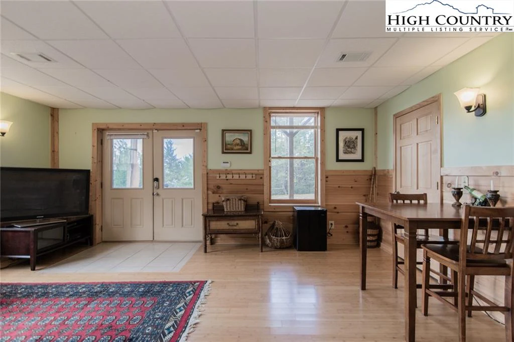 Image number 11 for the current listing