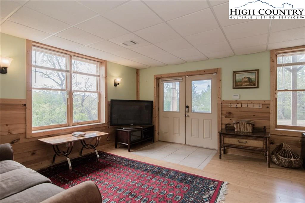 Image number 2 for the current listing