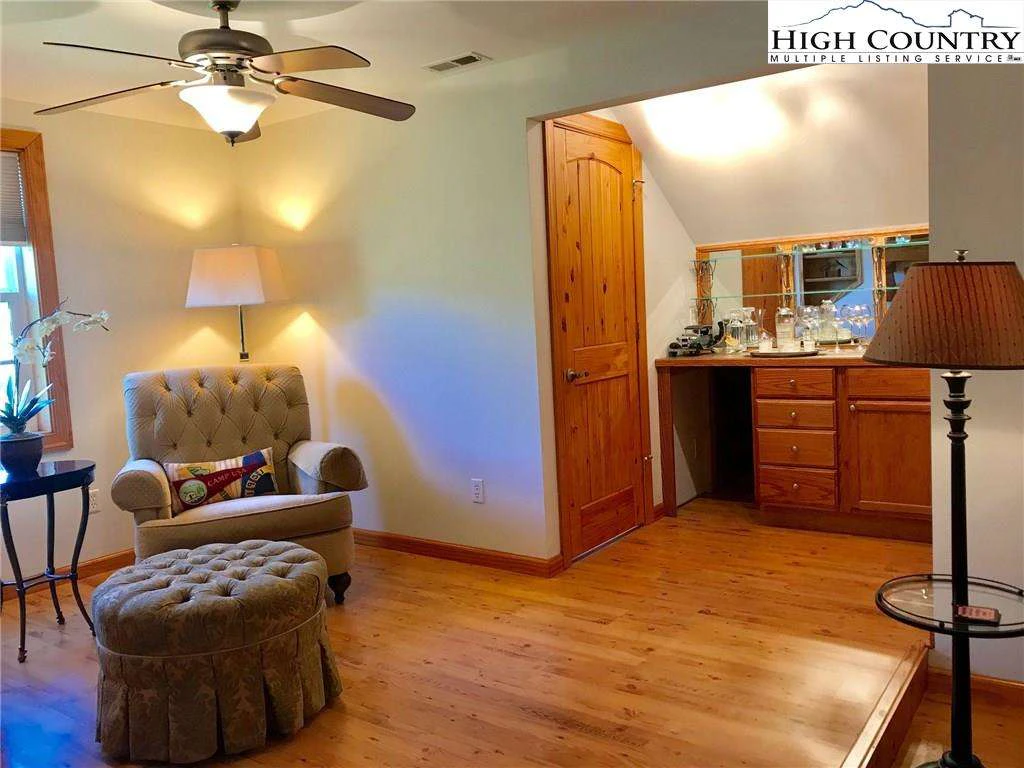 Image number 13 for the current listing