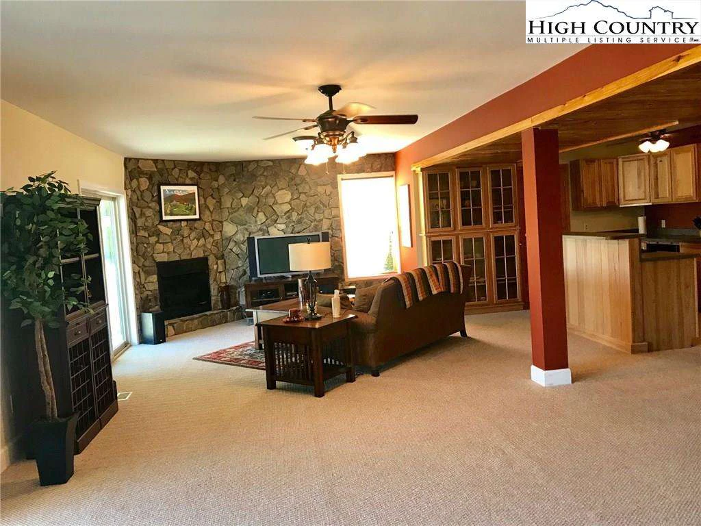 Image number 3 for the current listing
