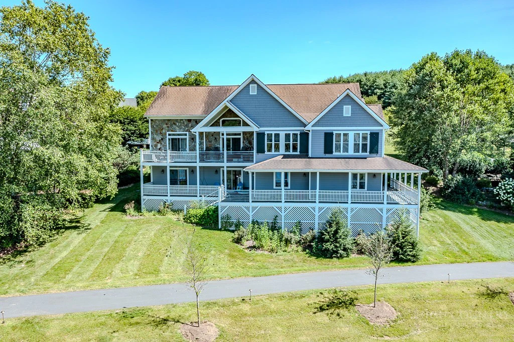 Image number 1 for the current listing