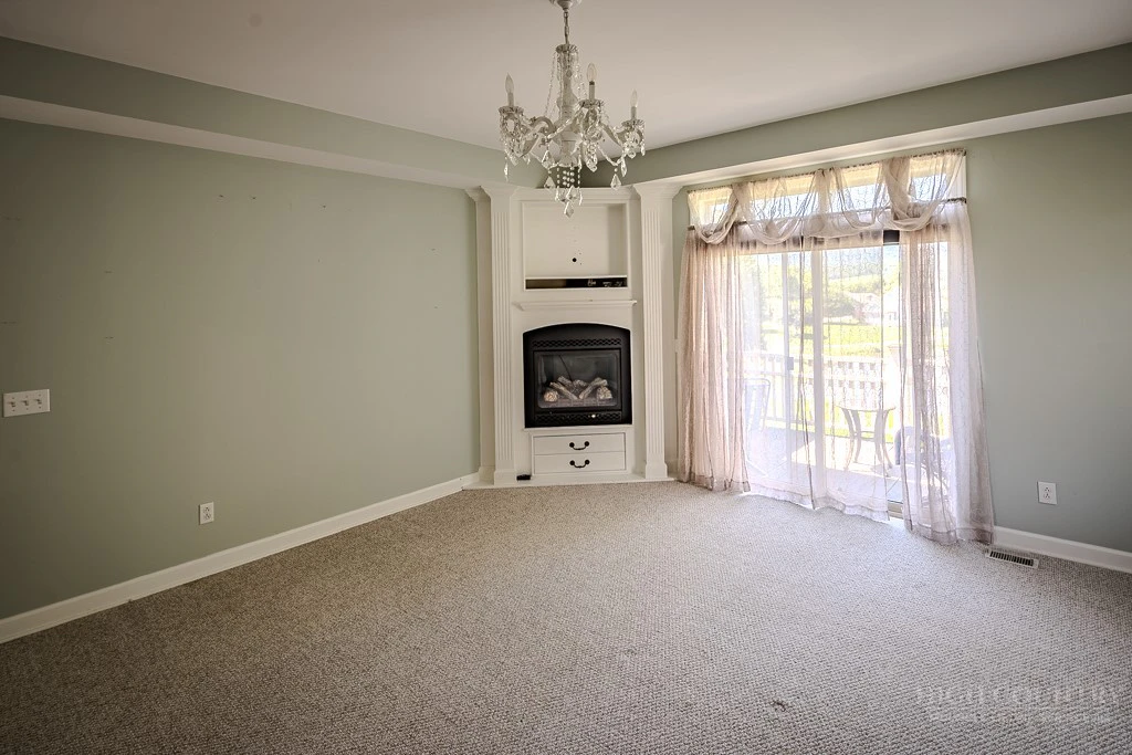 Image number 19 for the current listing
