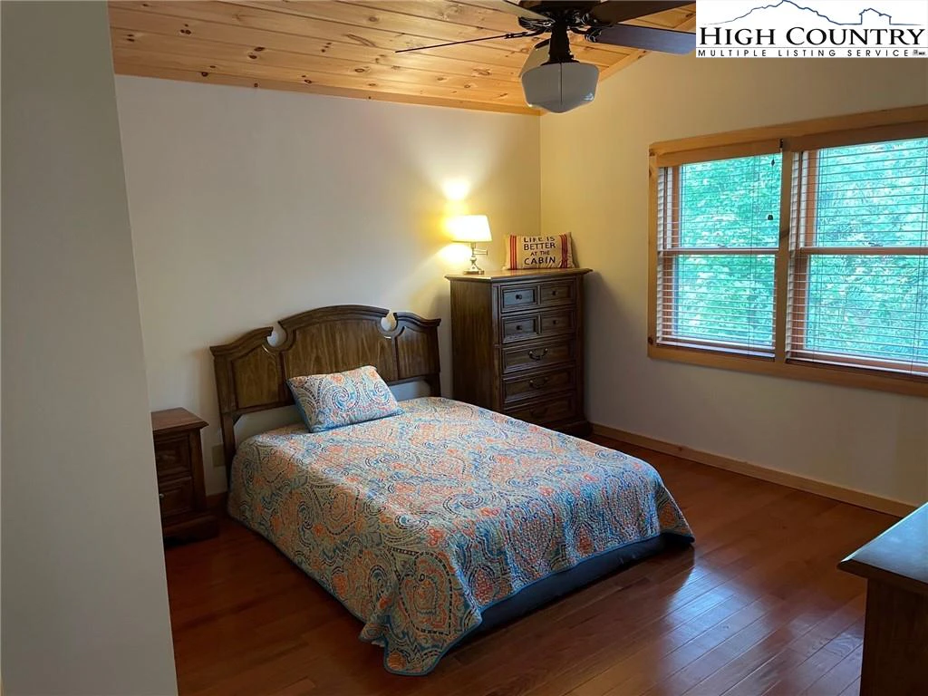 Image number 11 for the current listing
