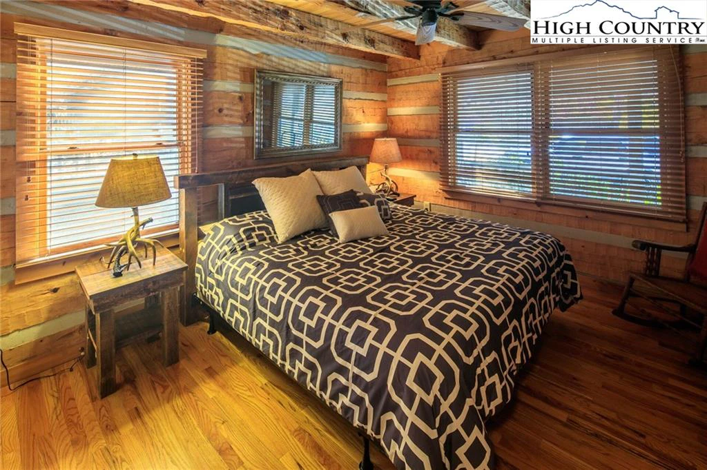 Image number 2 for the current listing