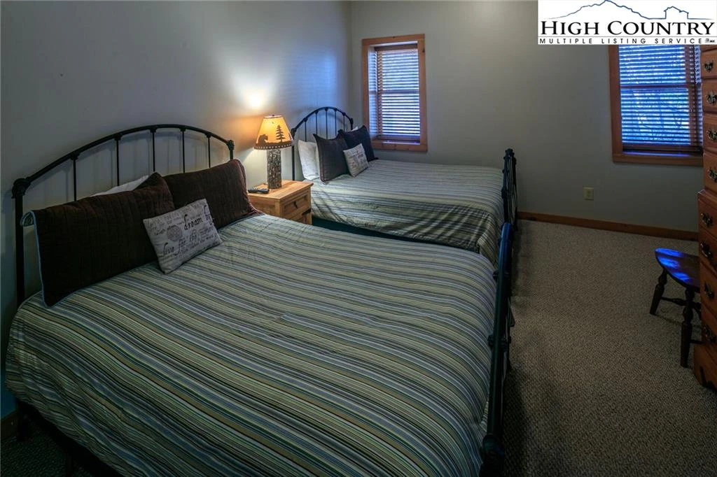Image number 9 for the current listing